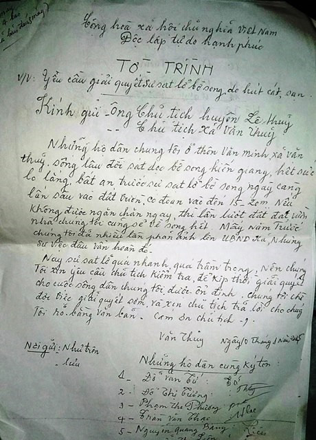 Đơn kêu cứu của người dân thôn Văn Minh, xã Văn Thủy gửi cơ quan chức năng (Ảnh: Hoàng Hà)