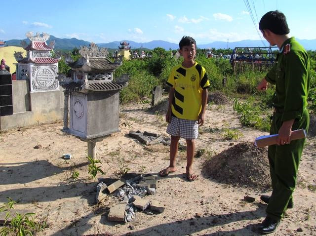 Gần 20 tấm bia mộ ở Nghĩa địa Nam Dinh (thuộc thị trấn Nông trường Việt Trung) đã bị đối tượng Dương đập phá lấy sắt bán (Ảnh: Hoàng Hà)