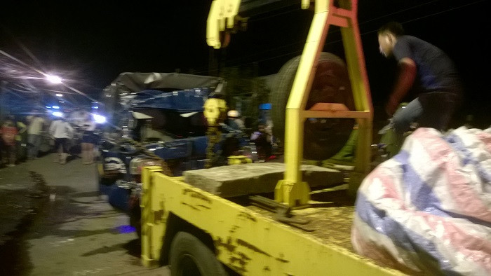 Xe tải chở rau quả bị hư hỏng hoàn toàn phần đầu (Ảnh: Trúc Linh) Xe tải chở rau quả bị hư hỏng hoàn toàn phần đầu (Ảnh: Trúc Linh)