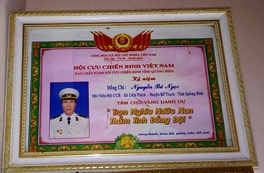Vì mất hết giấy tờ, nên hiện tại anh Ngọc chỉ có duy nhất một tấm bằng kỷ niệm của Hội Cựu chiến binh Việt Nam (Ảnh: Hoàng Hà) Vì mất hết giấy tờ, nên hiện tại anh Ngọc chỉ có duy nhất một tấm bằng kỷ niệm của Hội Cựu chiến binh Việt Nam (Ảnh: Hoàng Hà)