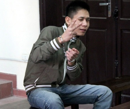 Hồ Mạnh Cường nghênh ngang tạo dáng và tuyên bố "tử hình đây cũng không sợ!" (Ảnh: Doisongphapluat.com ) Hồ Mạnh Cường nghênh ngang tạo dáng và tuyên bố "tử hình đây cũng không sợ!" (Ảnh: Doisongphapluat.com )