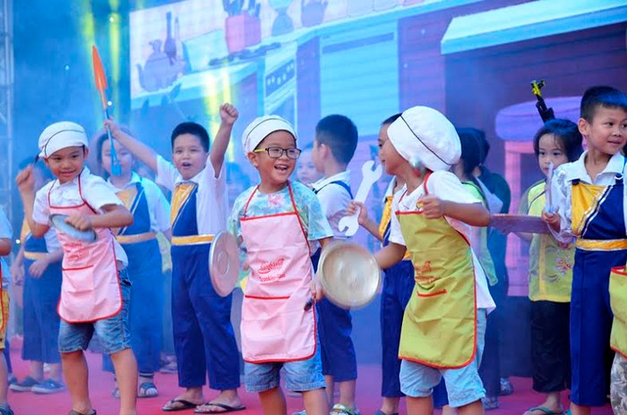 Nhiều hoạt động kinh doanh, vui chơi, giải trí, giáo dục, truyền thông... diễn ra.