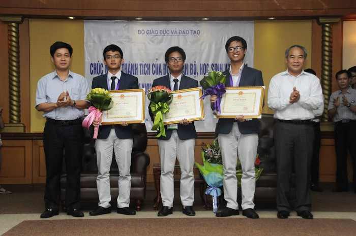 Ba học sinh đoạt Huy chương Bạc Ba học sinh đoạt Huy chương Bạc