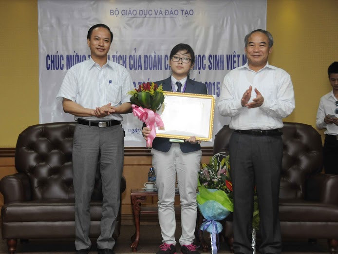 Thứ trưởng tặng hoa và Bằng khen cho thí sinh Nguyễn Thị Việt Hà Thứ trưởng tặng hoa và Bằng khen cho thí sinh Nguyễn Thị Việt Hà