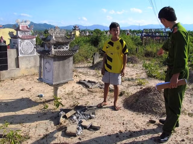 Gần 20 tấm bia mộ ở Nghĩa địa Nam Dinh (thuộc thị trấn Nông trường Việt Trung) đã bị đối tượng Dương đập phá lấy sắt bán (Ảnh: Hoàng Hà)