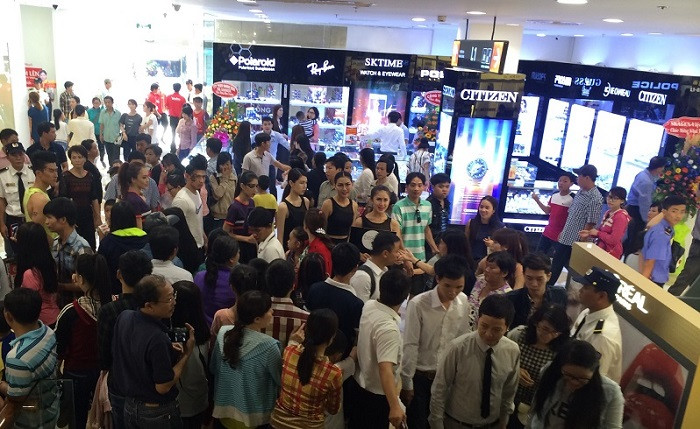 Người dân Cần Thơ háo hức chờ đợi nghi thức khai trương Vincom Hùng Vương.