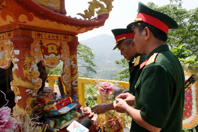 Cựu chiến binh Vị Xuyên: “Các anh hãy uống hớp rượu này với chúng tôi, như chúng ta đã cùng chia nhau mỗi người một nút biđông rượu vào cái tết bộ đội năm nào. Uống hớp rượu này để các anh bớt lạnh khi đông về, để ấm lòng dẫu vẫn xa quê hương…” (Ảnh: laodong.com.vn)