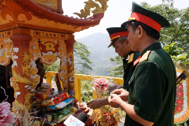 Cựu chiến binh Vị Xuyên: “Các anh hãy uống hớp rượu này với chúng tôi, như chúng ta đã cùng chia nhau mỗi người một nút biđông rượu vào cái tết bộ đội năm nào. Uống hớp rượu này để các anh bớt lạnh khi đông về, để ấm lòng dẫu vẫn xa quê hương…” (Ảnh: laodong.com.vn)