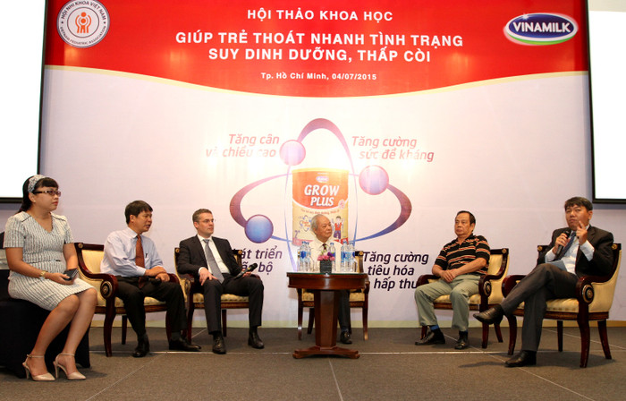 Các chuyên gia y tế trong và ngoài nước giải đáp các thắc mắc của các bà mẹ tham dự Hội thảo Các chuyên gia y tế trong và ngoài nước giải đáp các thắc mắc của các bà mẹ tham dự Hội thảo