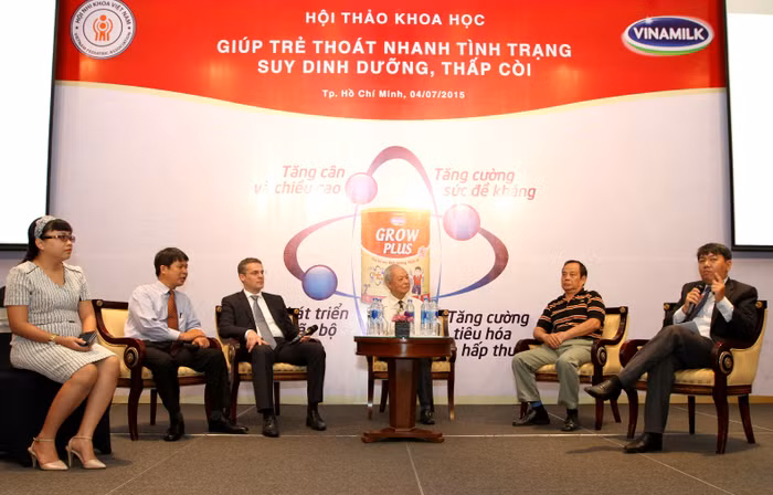 Các chuyên gia y tế trong và ngoài nước giải đáp các thắc mắc của các bà mẹ tham dự Hội thảo