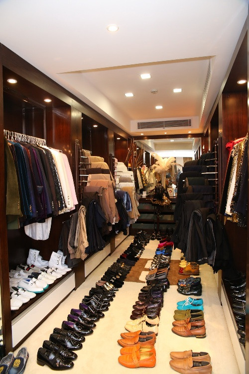 Từ những đôi sandal tham gia các sự kiện mang tính giao lưu hay đến những đôi giày cao cấp dành riêng cho các buổi tiệc, sự kiện quan trọng. Tất cả đều được anh gìn giữ và sắp xếp cẩn thận như người bạn diễn thân thiết. Từ những đôi sandal tham gia các sự kiện mang tính giao lưu hay đến những đôi giày cao cấp dành riêng cho các buổi tiệc, sự kiện quan trọng. Tất cả đều được anh gìn giữ và sắp xếp cẩn thận như người bạn diễn thân thiết.