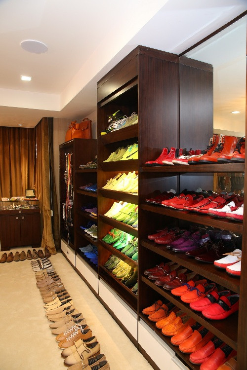 Một điểm dễ nhận ra nhất ở Đàm Vĩnh Hưng là việc anh thường xuyên phối giày cùng tông với quần áo, tạo nên sự hài hòa cho trang phục. Một điểm dễ nhận ra nhất ở Đàm Vĩnh Hưng là việc anh thường xuyên phối giày cùng tông với quần áo, tạo nên sự hài hòa cho trang phục.