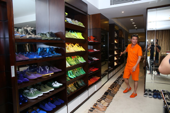 Khán giả vẫn thường biết Đàm Vĩnh Hưng là ca sĩ luôn chú trọng hình ảnh của mình trước công chúng để thể hiện sự trân trọng của mình. Ngoài ra, anh còn là nghệ sỹ yêu thích sưu tập những đôi giày ấn tượng, nhiều phong cách khác nhau. Khán giả vẫn thường biết Đàm Vĩnh Hưng là ca sĩ luôn chú trọng hình ảnh của mình trước công chúng để thể hiện sự trân trọng của mình. Ngoài ra, anh còn là nghệ sỹ yêu thích sưu tập những đôi giày ấn tượng, nhiều phong cách khác nhau.