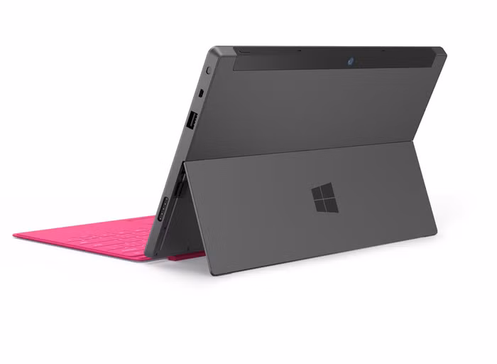 Theo Microsoft, Surface RT chỉ dày có 9,3 mm (dày hơn iPad thế hệ mới) và nặng 0,68 kg. Trong khi đó phiên bản Surface Pro có kích thước dày hơn, 13,5mm. Đặc biệt, đây là chiếc máy tính bảng đầu tiên được trang bị bề mặt hợp kim magiê phủ bằng công nghệ bay hơi lắng đọng vật lý (PVD), thực hiện dưới điều kiện chân không, giúp máy có lớp vỏ bóng bẩy và đẹp mắt.