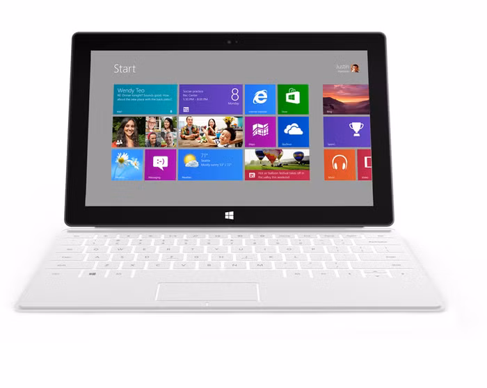 Thay vì trình làng một chiếc máy tính bảng giá rẻ, Microsoft nhắm đến đối thủ chính là iPad của Apple trên thị trường máy tính bảng với sản phẩm có màn hình rộng 10,6-inch, độ phân giải theo theo đúng tỷ lệ HD 16:9 (1366x768). Máy được trang bị bộ nhớ 32GB hoặc 64GB.