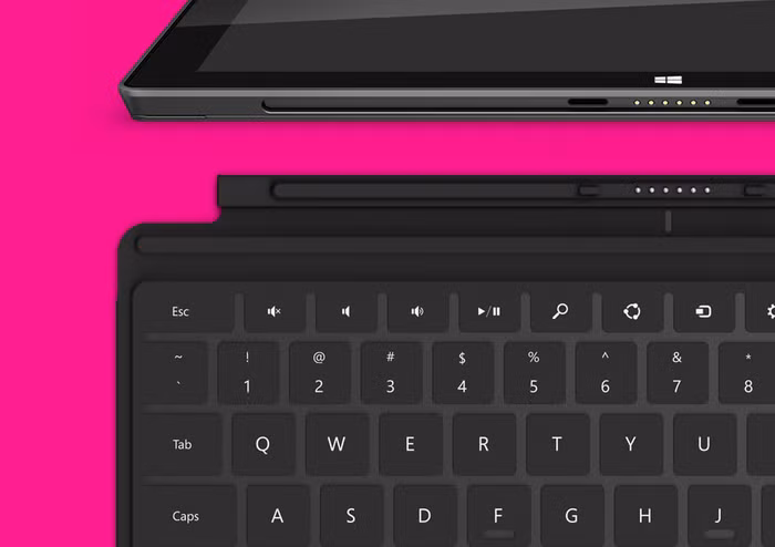 Tấm bảo vệ màn hình của Surface còn có thể tháo giời để sử dụng như 1 bàn phím cơ.