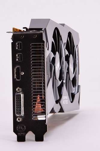 Ngoài ra, Sapphire HD 7950 OC 950MHz Edition còn có khả năng hỗ trợ hiển thị hình ảnh 3D theo công nghệ AMD HD3D. Hỗ trợ ngõ xuất tín hiệu DVI, DisplayPort 1.2 lẫn HDMI 1.4a và công nghệ AMD Eyefinity cho phép ghép nối 4 màn hình cùng lúc để hiển thị những hình ảnh với độ phân giải lên đến 4096x2160 (4K Support) khi chơi game, trình chiếu phim ảnh hoặc làm việc với nhiều ứng dụng cùng lúc. Ngoài ra, Sapphire HD 7950 OC 950MHz Edition còn có khả năng hỗ trợ hiển thị hình ảnh 3D theo công nghệ AMD HD3D. Hỗ trợ ngõ xuất tín hiệu DVI, DisplayPort 1.2 lẫn HDMI 1.4a và công nghệ AMD Eyefinity cho phép ghép nối 4 màn hình cùng lúc để hiển thị những hình ảnh với độ phân giải lên đến 4096x2160 (4K Support) khi chơi game, trình chiếu phim ảnh hoặc làm việc với nhiều ứng dụng cùng lúc.