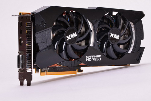 Thiết kế: Sapphire HD 7950 OC 950MHz Edition được trang bị bộ xử lý đồ họa AMD Radeon HD 7950 (tên mã Tahiti Pro) với kiến trúc đồ họa mới GCN (Graphics Core Next) và công nghệ sản xuất 22nm. So với kiến trúc đồ họa VLIW4 cũ ứng dụng trên GPU Radeon HD 6900 series thì kiến trúc GCN nâng cao khả năng xử lý đa luồng của GPU, có thể tận dụng tốt hơn năng lực xử lý nhiều ống lệnh đồ họa cùng lúc mà không ảnh hưởng đáng kể đến hiệu năng. Thiết kế: Sapphire HD 7950 OC 950MHz Edition được trang bị bộ xử lý đồ họa AMD Radeon HD 7950 (tên mã Tahiti Pro) với kiến trúc đồ họa mới GCN (Graphics Core Next) và công nghệ sản xuất 22nm. So với kiến trúc đồ họa VLIW4 cũ ứng dụng trên GPU Radeon HD 6900 series thì kiến trúc GCN nâng cao khả năng xử lý đa luồng của GPU, có thể tận dụng tốt hơn năng lực xử lý nhiều ống lệnh đồ họa cùng lúc mà không ảnh hưởng đáng kể đến hiệu năng.