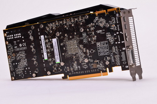 Thuộc dòng card đồ họa được nhà sản xuất ép xung sẵn nên GPU của Sapphire HD 7950 OC 950MHz Edition hoạt động ở xung nhịp mặc định lên đến 950MHz; cao hơn đến 18,75% so với xung nhịp chuẩn của GPU Radeon HD 7950 (800MHz) và thậm chí cả với GPU Radeon HD 7970 (925MHz). Bên cạnh đó, Sapphire HD 7950 OC 950MHz Edition còn trang bị 3GB GDDR5 với xung nhịp (mem clock) 1.250MHz và giao tiếp bộ nhớ 384 bit. Thuộc dòng card đồ họa được nhà sản xuất ép xung sẵn nên GPU của Sapphire HD 7950 OC 950MHz Edition hoạt động ở xung nhịp mặc định lên đến 950MHz; cao hơn đến 18,75% so với xung nhịp chuẩn của GPU Radeon HD 7950 (800MHz) và thậm chí cả với GPU Radeon HD 7970 (925MHz). Bên cạnh đó, Sapphire HD 7950 OC 950MHz Edition còn trang bị 3GB GDDR5 với xung nhịp (mem clock) 1.250MHz và giao tiếp bộ nhớ 384 bit.