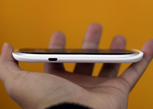 Cạnh bên trái chứa cổng micro USB. Cạnh bên trái chứa cổng micro USB.