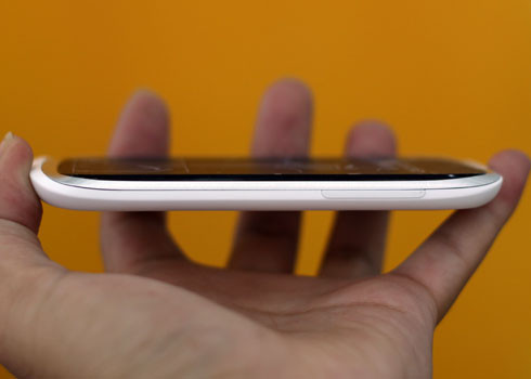 Cạnh bên phải có nút tăng, giảm âm lượng dính liền nhau. Cạnh bên phải có nút tăng, giảm âm lượng dính liền nhau.