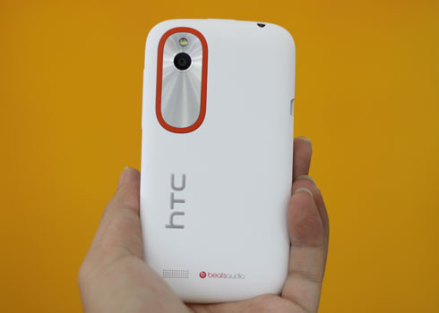 Sản phẩm này có bộ nhớ RAM 512 MB, máy ảnh 5 "chấm" với đèn flash LED, cho phép quay phim cơ bản ở định dạng VGA. Desire V có kết nối Wi-Fi, 3G, hỗ trợ Wi-Fi hotspot bên cạnh GPS, đài FM. (Mặt sau có camera 5 megapixel với đèn flash LED và loa ngoài phía dưới) Sản phẩm này có bộ nhớ RAM 512 MB, máy ảnh 5 "chấm" với đèn flash LED, cho phép quay phim cơ bản ở định dạng VGA. Desire V có kết nối Wi-Fi, 3G, hỗ trợ Wi-Fi hotspot bên cạnh GPS, đài FM. (Mặt sau có camera 5 megapixel với đèn flash LED và loa ngoài phía dưới)