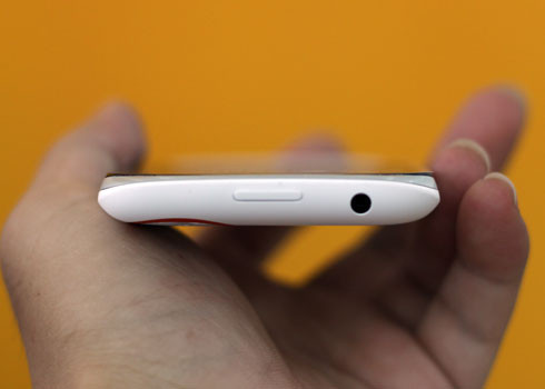 Cạnh trên là nút nguồn và giắc cắm tai nghe. Cạnh trên là nút nguồn và giắc cắm tai nghe.