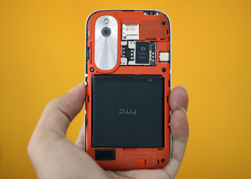 Một trong những trang bị đáng chú ý của Desire V là công nghệ âm thanh Beats Audio. Trước đó, chỉ có các thiết bị dòng One và Sensation nhóm cao của hãng hỗ trợ Beats. (Nắp sau có thể tháo ra để lắp SIM, thẻ nhớ mà không cần tắt máy. Hai khay SIM nằm chồng lên nhau trông khá lạ) Một trong những trang bị đáng chú ý của Desire V là công nghệ âm thanh Beats Audio. Trước đó, chỉ có các thiết bị dòng One và Sensation nhóm cao của hãng hỗ trợ Beats. (Nắp sau có thể tháo ra để lắp SIM, thẻ nhớ mà không cần tắt máy. Hai khay SIM nằm chồng lên nhau trông khá lạ)