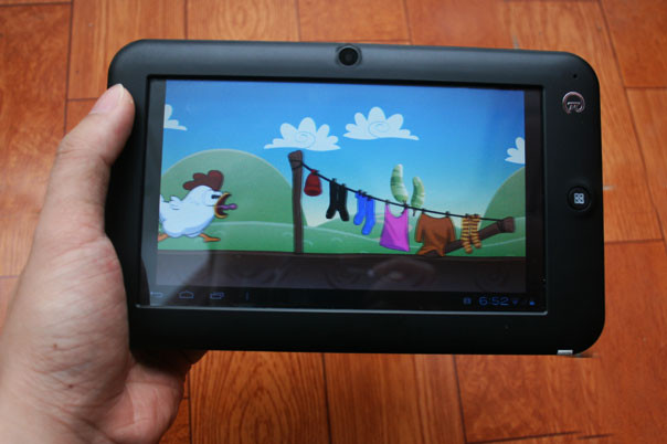 Với độ phân giải 800x480 pixel, để máy ở chế độ màn hình có độ sáng từ 80% trở lên đã thể hiện được màu sắc khá tươi, cho phép chat, xem ảnh, lướt web, xem phim sắc nét. Với độ phân giải 800x480 pixel, để máy ở chế độ màn hình có độ sáng từ 80% trở lên đã thể hiện được màu sắc khá tươi, cho phép chat, xem ảnh, lướt web, xem phim sắc nét.