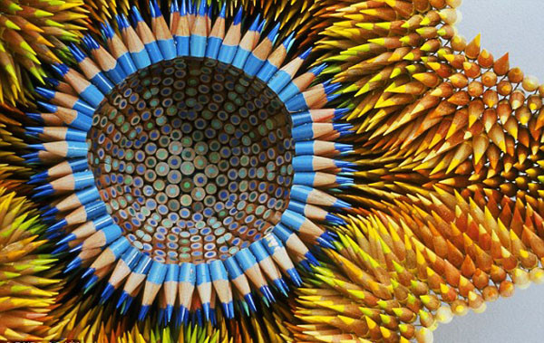 Các tác phẩm được ghép với nhau hoàn toàn chỉ bằng bút chì bởi kĩ thuật “ghép xương rồng” (peyote stitch).