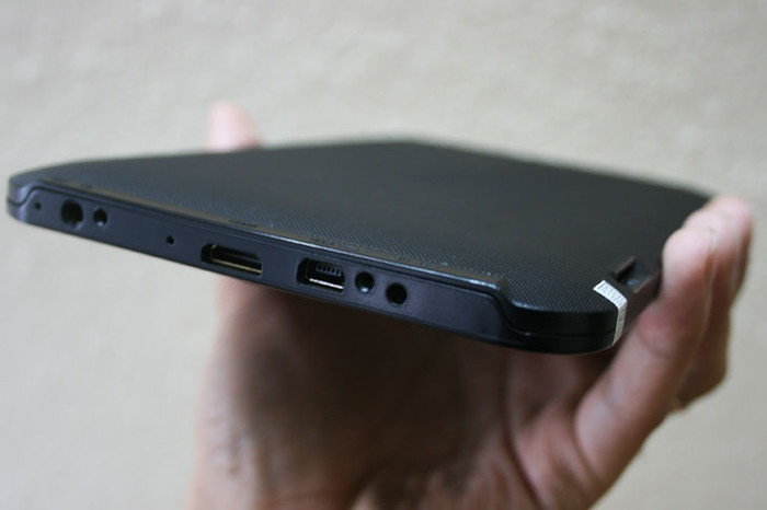 Được thiết kế gọn gàng, trọng lượng chỉ hơn 300 gram, độ dày 10mm, Pi E002 được bảo vệ bởi lớp vỏ nhựa cứng khá chắc chắn. Được thiết kế gọn gàng, trọng lượng chỉ hơn 300 gram, độ dày 10mm, Pi E002 được bảo vệ bởi lớp vỏ nhựa cứng khá chắc chắn.