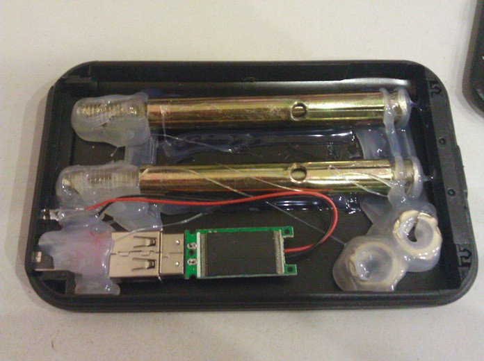 Theo "nạn nhân" thì thiết bị này được rao bán trên 1 trang web bán hàng trực tuyến của trung quốc vì nằm trong mục những sản phẩm giảm giá (với giá 230 tệ khoảng 840.000 đồng) rẻ hơn rất nhiều so với giá thị trường.Vì tham đồ rẻ đã khiến người mua phải ôm hận Theo "nạn nhân" thì thiết bị này được rao bán trên 1 trang web bán hàng trực tuyến của trung quốc vì nằm trong mục những sản phẩm giảm giá (với giá 230 tệ khoảng 840.000 đồng) rẻ hơn rất nhiều so với giá thị trường.Vì tham đồ rẻ đã khiến người mua phải ôm hận