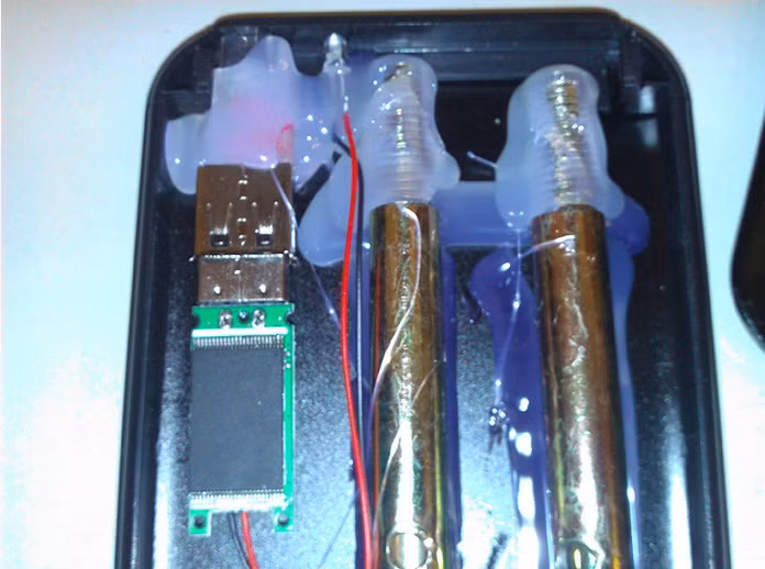 Nội thất em nó gồm 1 cái USB, 2 cái đinh khoan tường, 2 cái bu lông.