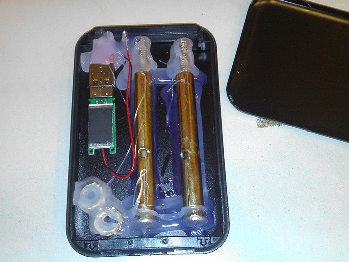 Không khó khăn để mở nắp thiết bị này ra và thế là... Không khó khăn để mở nắp thiết bị này ra và thế là...