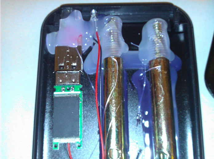 Nội thất em nó gồm 1 cái USB, 2 cái đinh khoan tường, 2 cái bu lông. Nội thất em nó gồm 1 cái USB, 2 cái đinh khoan tường, 2 cái bu lông.