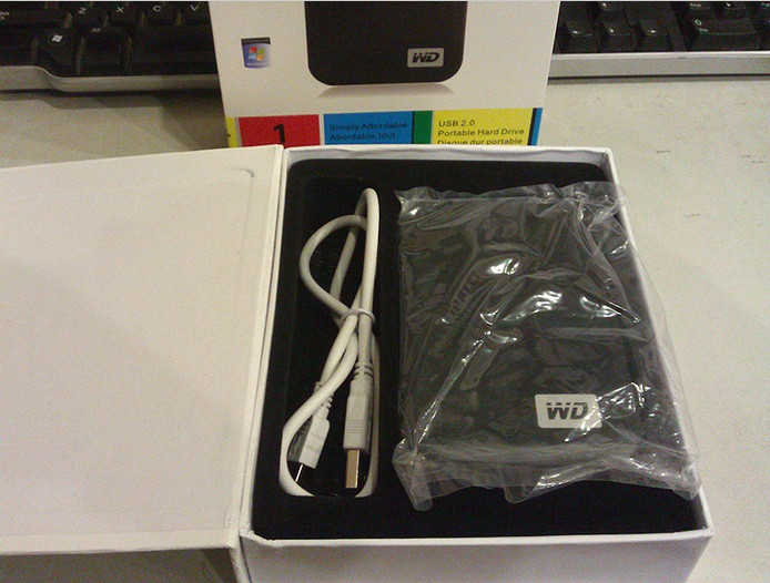 Bóc tem sản phẩm. Bên trong là "nhân vật chính" và dây USB đi kèm. Bóc tem sản phẩm. Bên trong là "nhân vật chính" và dây USB đi kèm.