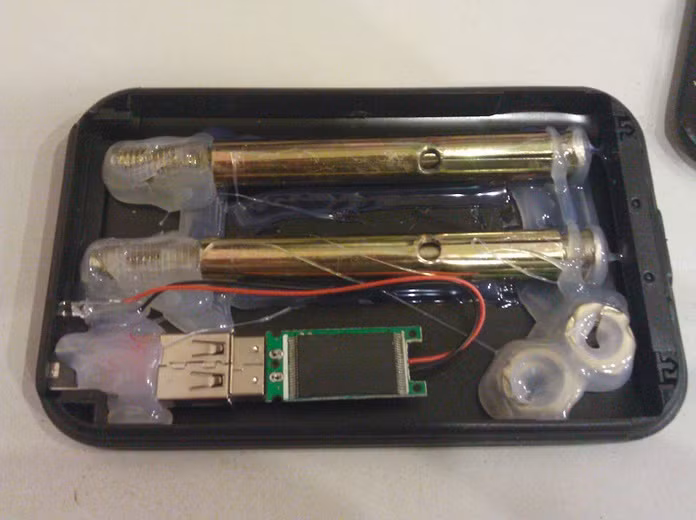 Theo "nạn nhân" thì thiết bị này được rao bán trên 1 trang web bán hàng trực tuyến của trung quốc vì nằm trong mục những sản phẩm giảm giá (với giá 230 tệ khoảng 840.000 đồng) rẻ hơn rất nhiều so với giá thị trường.Vì tham đồ rẻ đã khiến người mua phải ôm hận