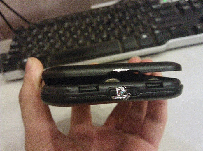 Ngắm nghía 1 hồi thì thấy sau cái tem bảo hành có 1 cái lẫy Ngắm nghía 1 hồi thì thấy sau cái tem bảo hành có 1 cái lẫy