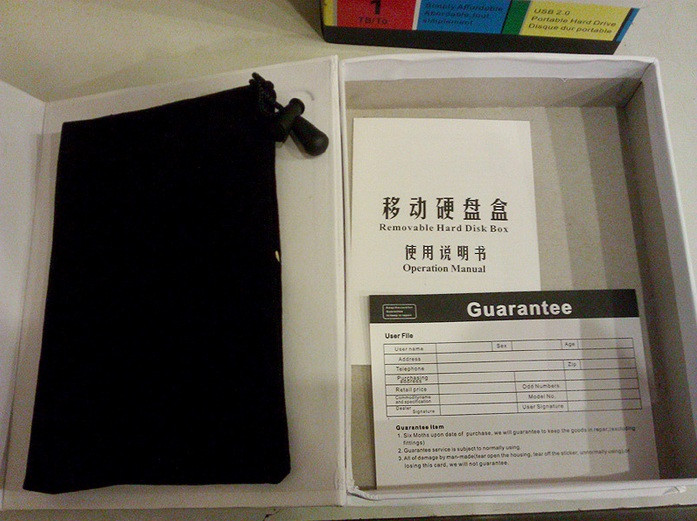 Sách hướng dẫn và túi nhung đùng để đựng ổ cứng đi kèm. Sách hướng dẫn và túi nhung đùng để đựng ổ cứng đi kèm.