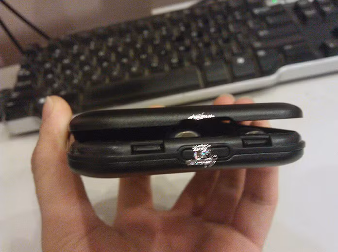 Ngắm nghía 1 hồi thì thấy sau cái tem bảo hành có 1 cái lẫy