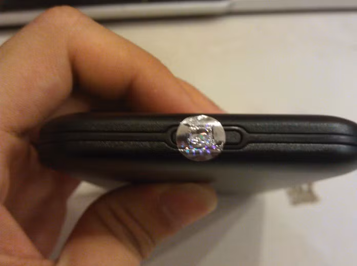 Kỳ lạ sau khi format thì máy tính không còn nhận diện được thiết bị nữa. Làm đủ mọi cách nhưng máy tính vẫn không nhận thiết bị. Cực chẳng đã nạn nhân đã quyết định mổ bụng để tìm nguyên nhân.