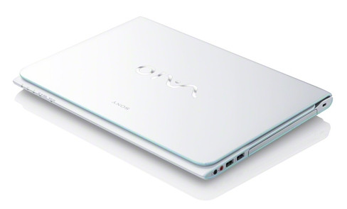 Máy trang bị ổ đĩa cứng 500GB tốc độ 5400 vòng/phút và cũng có ổ ghi DVD. Sony VAIO E-Series 14P hỗ trợ các kết nối không dây Wi-Fi 802.11b/g/n và Bluetooth 4.0+HS, các cổng giao tiếp gồm 2 cổng USB 3.0 (trong đó một cổng có thể sạc ĐTDĐ ngay cả khi máy tính đang tắt), 2 cổng USB 2.0 và cổng HDMI. Máy trang bị ổ đĩa cứng 500GB tốc độ 5400 vòng/phút và cũng có ổ ghi DVD. Sony VAIO E-Series 14P hỗ trợ các kết nối không dây Wi-Fi 802.11b/g/n và Bluetooth 4.0+HS, các cổng giao tiếp gồm 2 cổng USB 3.0 (trong đó một cổng có thể sạc ĐTDĐ ngay cả khi máy tính đang tắt), 2 cổng USB 2.0 và cổng HDMI.