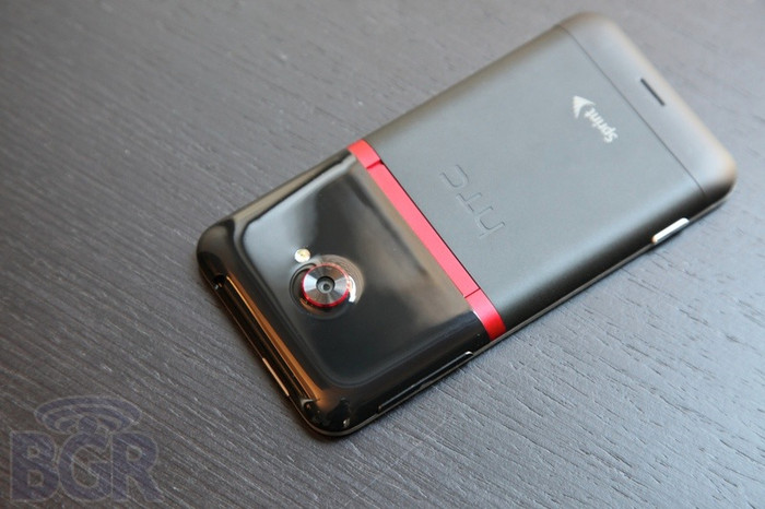 EVO 4G được cài sẵn hệ điều hành Android ICS mới nhất đi kèm giao diện HTC Sense™ 4.0, vi xử lý lõi kép 1.5GHz Qualcomm Snapdragon S4 MSM8960, màn hình 4.7-inch Super LCD độ phân giải HD 720p trang bị kính cường lực Gorilla Glass, camera phía sau 8 megapixel được hỗ trợ bởi một imageCHIP chuyên dụng, camera trước 1.3Mpx hỗ trợ thoại video, 1GB RAM,16GB bộ nhớ trong ngoài ra khách hàng được miễn phí 25GB luu trữ của Dropbox, kết nối NFC, Google Wallet, 4G LTE và một pin 2.000 mAh. Đặc biệt nhà mạng Sprint sẽ tích hợp công nghệ HD Voice độc quyền cho EVO 4G, công nghệ này giúp tăng khả năng về chất lượng đàm thoại cho khách hàng. EVO 4G được cài sẵn hệ điều hành Android ICS mới nhất đi kèm giao diện HTC Sense™ 4.0, vi xử lý lõi kép 1.5GHz Qualcomm Snapdragon S4 MSM8960, màn hình 4.7-inch Super LCD độ phân giải HD 720p trang bị kính cường lực Gorilla Glass, camera phía sau 8 megapixel được hỗ trợ bởi một imageCHIP chuyên dụng, camera trước 1.3Mpx hỗ trợ thoại video, 1GB RAM,16GB bộ nhớ trong ngoài ra khách hàng được miễn phí 25GB luu trữ của Dropbox, kết nối NFC, Google Wallet, 4G LTE và một pin 2.000 mAh. Đặc biệt nhà mạng Sprint sẽ tích hợp công nghệ HD Voice độc quyền cho EVO 4G, công nghệ này giúp tăng khả năng về chất lượng đàm thoại cho khách hàng.