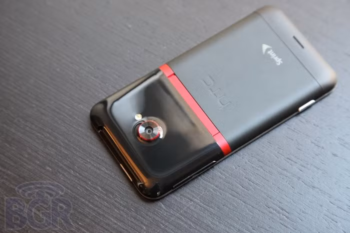 EVO 4G được cài sẵn hệ điều hành Android ICS mới nhất đi kèm giao diện HTC Sense™ 4.0, vi xử lý lõi kép 1.5GHz Qualcomm Snapdragon S4 MSM8960, màn hình 4.7-inch Super LCD độ phân giải HD 720p trang bị kính cường lực Gorilla Glass, camera phía sau 8 megapixel được hỗ trợ bởi một imageCHIP chuyên dụng, camera trước 1.3Mpx hỗ trợ thoại video, 1GB RAM,16GB bộ nhớ trong ngoài ra khách hàng được miễn phí 25GB luu trữ của Dropbox, kết nối NFC, Google Wallet, 4G LTE và một pin 2.000 mAh. Đặc biệt nhà mạng Sprint sẽ tích hợp công nghệ HD Voice độc quyền cho EVO 4G, công nghệ này giúp tăng khả năng về chất lượng đàm thoại cho khách hàng.