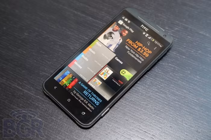 EVO 4G được cài sẵn hệ điều hành Android ICS mới nhất đi kèm giao diện HTC Sense™ 4.0, vi xử lý lõi kép 1.5GHz Qualcomm Snapdragon S4 MSM8960, màn hình 4.7-inch Super LCD độ phân giải HD 720p trang bị kính cường lực Gorilla Glass, camera phía sau 8 megapixel được hỗ trợ bởi một imageCHIP chuyên dụng, camera trước 1.3Mpx hỗ trợ thoại video, 1GB RAM,16GB bộ nhớ trong ngoài ra khách hàng được miễn phí 25GB luu trữ của Dropbox, kết nối NFC, Google Wallet, 4G LTE và một pin 2.000 mAh. Đặc biệt nhà mạng Sprint sẽ tích hợp công nghệ HD Voice độc quyền cho EVO 4G, công nghệ này giúp tăng khả năng về chất lượng đàm thoại cho khách hàng.