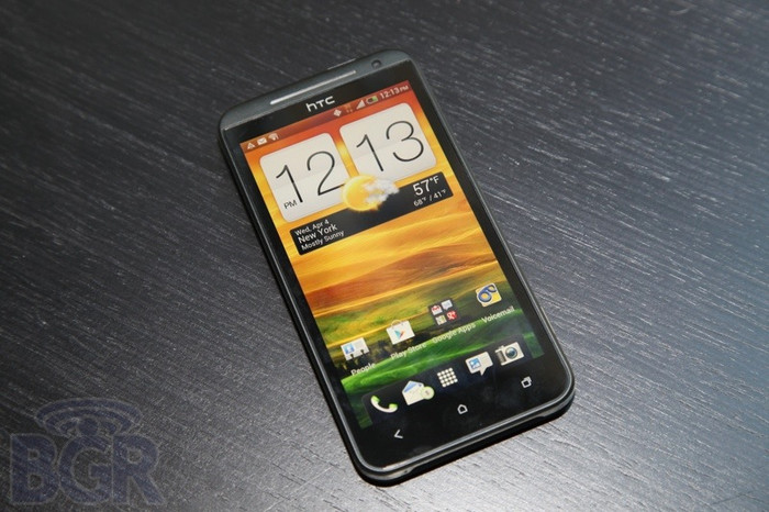 EVO 4G được cài sẵn hệ điều hành Android ICS mới nhất đi kèm giao diện HTC Sense™ 4.0, vi xử lý lõi kép 1.5GHz Qualcomm Snapdragon S4 MSM8960, màn hình 4.7-inch Super LCD độ phân giải HD 720p trang bị kính cường lực Gorilla Glass, camera phía sau 8 megapixel được hỗ trợ bởi một imageCHIP chuyên dụng, camera trước 1.3Mpx hỗ trợ thoại video, 1GB RAM,16GB bộ nhớ trong ngoài ra khách hàng được miễn phí 25GB luu trữ của Dropbox, kết nối NFC, Google Wallet, 4G LTE và một pin 2.000 mAh. Đặc biệt nhà mạng Sprint sẽ tích hợp công nghệ HD Voice độc quyền cho EVO 4G, công nghệ này giúp tăng khả năng về chất lượng đàm thoại cho khách hàng. EVO 4G được cài sẵn hệ điều hành Android ICS mới nhất đi kèm giao diện HTC Sense™ 4.0, vi xử lý lõi kép 1.5GHz Qualcomm Snapdragon S4 MSM8960, màn hình 4.7-inch Super LCD độ phân giải HD 720p trang bị kính cường lực Gorilla Glass, camera phía sau 8 megapixel được hỗ trợ bởi một imageCHIP chuyên dụng, camera trước 1.3Mpx hỗ trợ thoại video, 1GB RAM,16GB bộ nhớ trong ngoài ra khách hàng được miễn phí 25GB luu trữ của Dropbox, kết nối NFC, Google Wallet, 4G LTE và một pin 2.000 mAh. Đặc biệt nhà mạng Sprint sẽ tích hợp công nghệ HD Voice độc quyền cho EVO 4G, công nghệ này giúp tăng khả năng về chất lượng đàm thoại cho khách hàng.