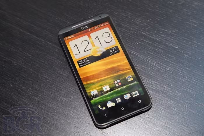 EVO 4G được cài sẵn hệ điều hành Android ICS mới nhất đi kèm giao diện HTC Sense™ 4.0, vi xử lý lõi kép 1.5GHz Qualcomm Snapdragon S4 MSM8960, màn hình 4.7-inch Super LCD độ phân giải HD 720p trang bị kính cường lực Gorilla Glass, camera phía sau 8 megapixel được hỗ trợ bởi một imageCHIP chuyên dụng, camera trước 1.3Mpx hỗ trợ thoại video, 1GB RAM,16GB bộ nhớ trong ngoài ra khách hàng được miễn phí 25GB luu trữ của Dropbox, kết nối NFC, Google Wallet, 4G LTE và một pin 2.000 mAh. Đặc biệt nhà mạng Sprint sẽ tích hợp công nghệ HD Voice độc quyền cho EVO 4G, công nghệ này giúp tăng khả năng về chất lượng đàm thoại cho khách hàng.