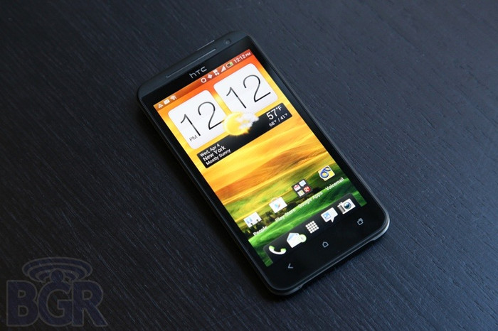 EVO 4G được cài sẵn hệ điều hành Android ICS mới nhất đi kèm giao diện HTC Sense™ 4.0, vi xử lý lõi kép 1.5GHz Qualcomm Snapdragon S4 MSM8960, màn hình 4.7-inch Super LCD độ phân giải HD 720p trang bị kính cường lực Gorilla Glass, camera phía sau 8 megapixel được hỗ trợ bởi một imageCHIP chuyên dụng, camera trước 1.3Mpx hỗ trợ thoại video, 1GB RAM,16GB bộ nhớ trong ngoài ra khách hàng được miễn phí 25GB luu trữ của Dropbox, kết nối NFC, Google Wallet, 4G LTE và một pin 2.000 mAh. Đặc biệt nhà mạng Sprint sẽ tích hợp công nghệ HD Voice độc quyền cho EVO 4G, công nghệ này giúp tăng khả năng về chất lượng đàm thoại cho khách hàng. EVO 4G được cài sẵn hệ điều hành Android ICS mới nhất đi kèm giao diện HTC Sense™ 4.0, vi xử lý lõi kép 1.5GHz Qualcomm Snapdragon S4 MSM8960, màn hình 4.7-inch Super LCD độ phân giải HD 720p trang bị kính cường lực Gorilla Glass, camera phía sau 8 megapixel được hỗ trợ bởi một imageCHIP chuyên dụng, camera trước 1.3Mpx hỗ trợ thoại video, 1GB RAM,16GB bộ nhớ trong ngoài ra khách hàng được miễn phí 25GB luu trữ của Dropbox, kết nối NFC, Google Wallet, 4G LTE và một pin 2.000 mAh. Đặc biệt nhà mạng Sprint sẽ tích hợp công nghệ HD Voice độc quyền cho EVO 4G, công nghệ này giúp tăng khả năng về chất lượng đàm thoại cho khách hàng.