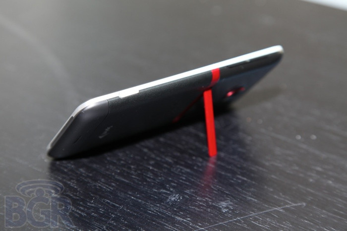 EVO 4G được cài sẵn hệ điều hành Android ICS mới nhất đi kèm giao diện HTC Sense™ 4.0, vi xử lý lõi kép 1.5GHz Qualcomm Snapdragon S4 MSM8960, màn hình 4.7-inch Super LCD độ phân giải HD 720p trang bị kính cường lực Gorilla Glass, camera phía sau 8 megapixel được hỗ trợ bởi một imageCHIP chuyên dụng, camera trước 1.3Mpx hỗ trợ thoại video, 1GB RAM,16GB bộ nhớ trong ngoài ra khách hàng được miễn phí 25GB luu trữ của Dropbox, kết nối NFC, Google Wallet, 4G LTE và một pin 2.000 mAh. Đặc biệt nhà mạng Sprint sẽ tích hợp công nghệ HD Voice độc quyền cho EVO 4G, công nghệ này giúp tăng khả năng về chất lượng đàm thoại cho khách hàng. EVO 4G được cài sẵn hệ điều hành Android ICS mới nhất đi kèm giao diện HTC Sense™ 4.0, vi xử lý lõi kép 1.5GHz Qualcomm Snapdragon S4 MSM8960, màn hình 4.7-inch Super LCD độ phân giải HD 720p trang bị kính cường lực Gorilla Glass, camera phía sau 8 megapixel được hỗ trợ bởi một imageCHIP chuyên dụng, camera trước 1.3Mpx hỗ trợ thoại video, 1GB RAM,16GB bộ nhớ trong ngoài ra khách hàng được miễn phí 25GB luu trữ của Dropbox, kết nối NFC, Google Wallet, 4G LTE và một pin 2.000 mAh. Đặc biệt nhà mạng Sprint sẽ tích hợp công nghệ HD Voice độc quyền cho EVO 4G, công nghệ này giúp tăng khả năng về chất lượng đàm thoại cho khách hàng.