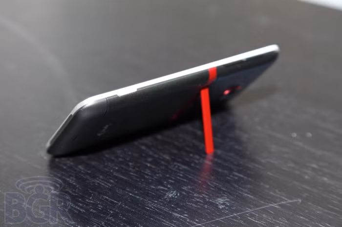 EVO 4G được cài sẵn hệ điều hành Android ICS mới nhất đi kèm giao diện HTC Sense™ 4.0, vi xử lý lõi kép 1.5GHz Qualcomm Snapdragon S4 MSM8960, màn hình 4.7-inch Super LCD độ phân giải HD 720p trang bị kính cường lực Gorilla Glass, camera phía sau 8 megapixel được hỗ trợ bởi một imageCHIP chuyên dụng, camera trước 1.3Mpx hỗ trợ thoại video, 1GB RAM,16GB bộ nhớ trong ngoài ra khách hàng được miễn phí 25GB luu trữ của Dropbox, kết nối NFC, Google Wallet, 4G LTE và một pin 2.000 mAh. Đặc biệt nhà mạng Sprint sẽ tích hợp công nghệ HD Voice độc quyền cho EVO 4G, công nghệ này giúp tăng khả năng về chất lượng đàm thoại cho khách hàng.